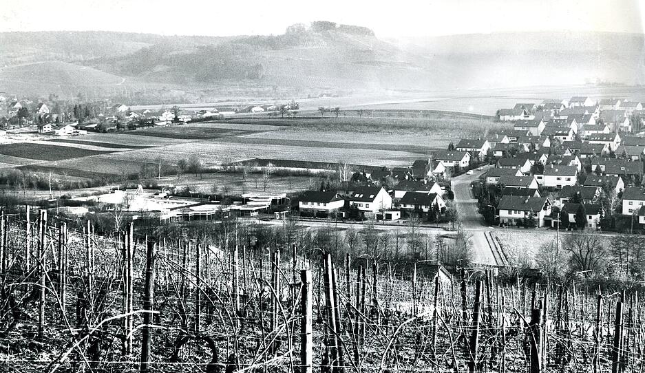 1989: Blick auf das künftige Wohngebiet "Gabeläcker" zwischen Affaltrach (rechts) und Eschenau (links). Dazwischen ist das Freibad sichtbar.