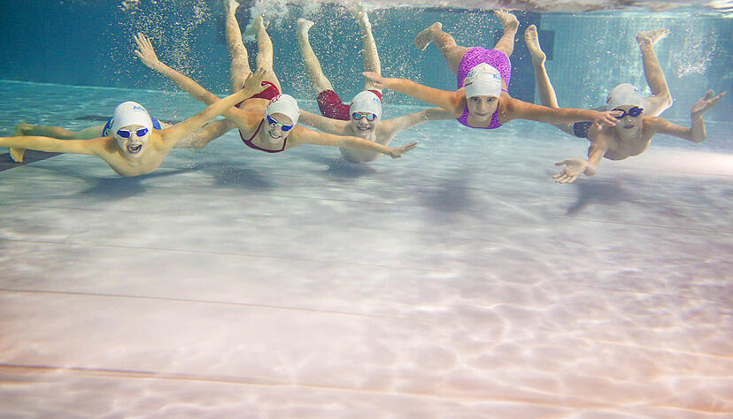 Bis Kinder sich das Schwimmen und Tauschen trauen, braucht es viel Übung.