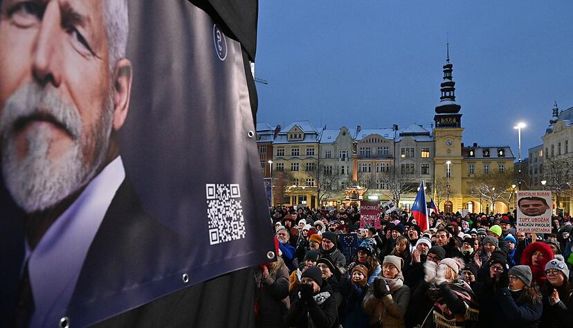 In ganz Tschechien gehen Menschen aus Solidarit&auml;t mit ihrem Pr&auml;sidenten Pavel auf die Stra&szlig;e. Er befindet sich in einem Machtkampf mit der Regierung von Andrej Babis.