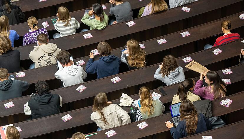 Finanzielle Starthilfe: Studierende unter 25 Jahren aus einkommensschwachen Familien k&ouml;nnen eine Einmalzahlung von 1.000 Euro erhalten.