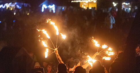 Ein Spektakel bei der Seeweihnacht ist immer die Feuershow in der Dunkelheit am Ufer des Breitenauer Sees. Die Gruppe Feuerfest aus Heilbronn zeigte ihre Können mit den Fackeln.