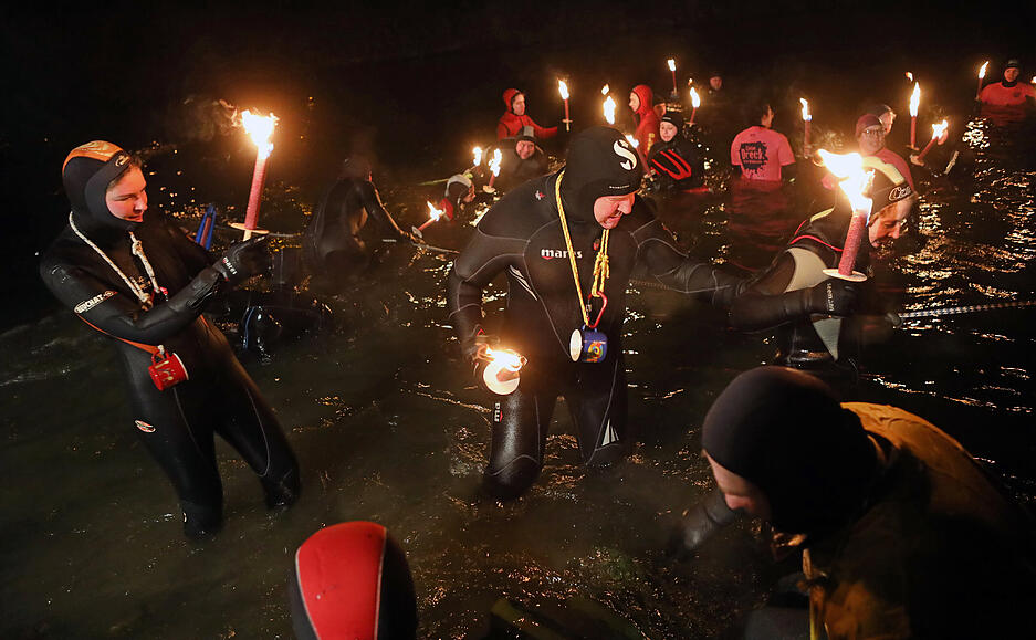 DLRG Fackelschwimmen in Möckmühler Jagst DLRG Fackelschwimmen in Möckmühler Jagst