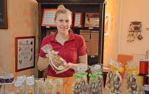 Svenja Drautz von der Süßen Fee präsentiert ein Schoko-Osterei. Hasen und Eier aus Schokolade sind zum Osterfest gefragt. Svenja Drautz von der Süßen Fee präsentiert ein Schoko-Osterei. Hasen und Eier aus Schokolade sind zum Osterfest gefragt.