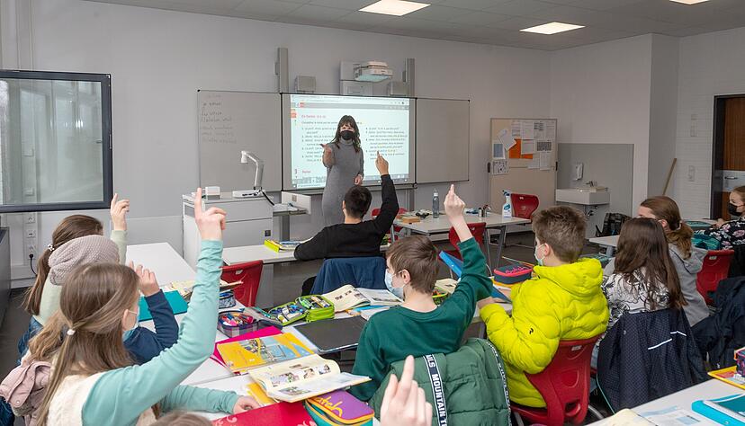 Französischunterricht am Justinus-Kerner-Gymnasium in Zeiten von Corona: mit Maske und Stoßlüften. Das JKG ist die größte Schule im Weinsberger Tal. Französischunterricht am Justinus-Kerner-Gymnasium in Zeiten von Corona: mit Maske und Stoßlüften. Das JKG ist die größte Schule im Weinsberger Tal.