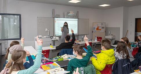 Französischunterricht am Justinus-Kerner-Gymnasium in Zeiten von Corona: mit Maske und Stoßlüften. Das JKG ist die größte Schule im Weinsberger Tal. Französischunterricht am Justinus-Kerner-Gymnasium in Zeiten von Corona: mit Maske und Stoßlüften. Das JKG ist die größte Schule im Weinsberger Tal.