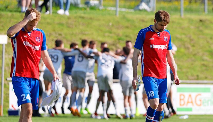 W&auml;hrend die Hollenbacher Noah Krieger (links) und Christoph Rohmer entt&auml;uscht vom Platz schlichen, feierten die Ehinger ihren Sieg ausgelassen.
Foto: Marc Schmerbeck
