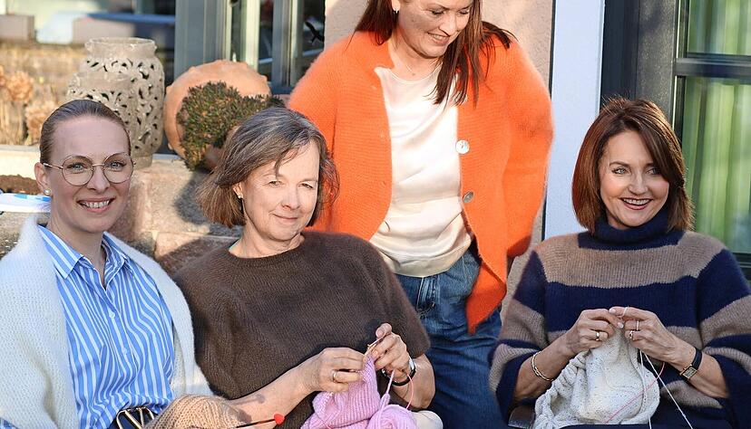 Die Leidenschaft f&uuml;rs Stricken verbindet: Inka Thom&szlig;en-Pils, Birgit George und Anita Freitag-Meyer haben ganz unterschiedliche St&uuml;cke in Arbeit. Corinna Ziegler schaut dem Trio &uuml;ber die Schultern. Auch ihre Jacke ist selbstverst&auml;ndlich selbst gemacht.