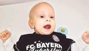 Obwohl er schon so viel ertragen musste , ist der kleine Jason ein fröhliches Kind. Alle wünschen ihm, dass auch er mal wie sein Opa Fußball spielen kann.Fotos: privat