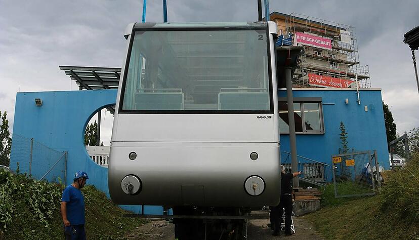 Ausnahmsweise fährt die Bergbahn derzeit nicht auf ihren Schienen, sondern hängt am Haken des Krans: Noch bis 14. August findet die jährliche Hauptuntersuchung statt.
Fotos: Armin Rößler Ausnahmsweise fährt die Bergbahn derzeit nicht auf ihren Schienen, sondern hängt am Haken des Krans: Noch bis 14. August findet die jährliche Hauptuntersuchung statt.
Fotos: Armin Rößler