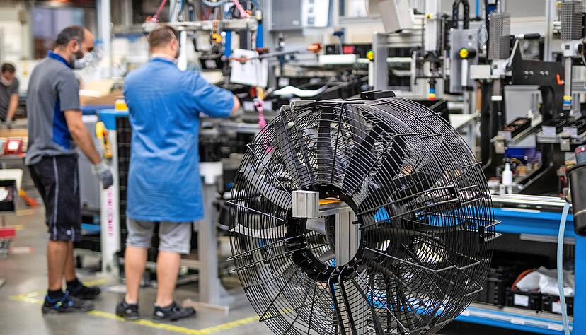 Nicht alles darf zwischen Arbeitgeber und Betriebsrat geregelt werden. Für manches sind die Tarifparteien zuständig. Nicht alles darf zwischen Arbeitgeber und Betriebsrat geregelt werden. Für manches sind die Tarifparteien zuständig.