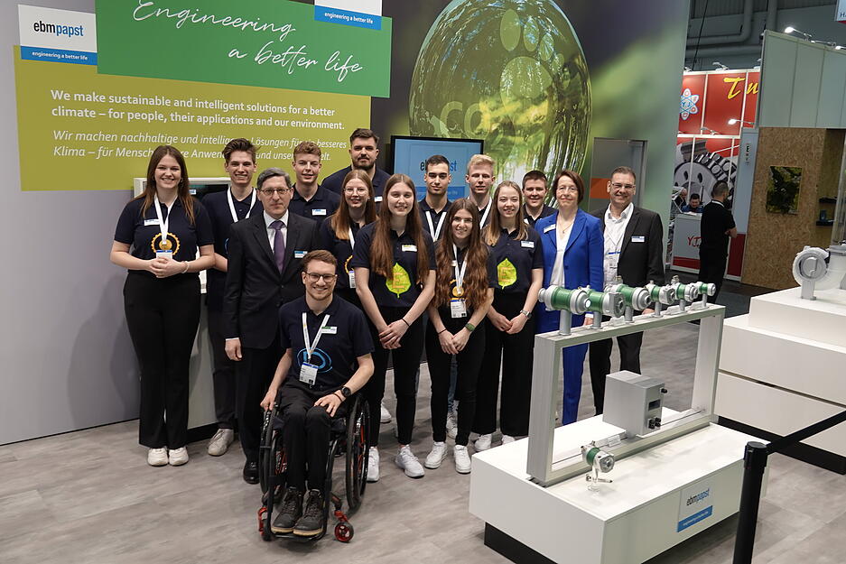 Das Team der "Zukunftshelden" wartet gemeinsam mit EBM-Papst-Chef Klaus Gei&szlig;d&ouml;rfer (3.v.l.), Personalchefin Sonja Fleischer (2.v.r.) und Sprecher Hauke Hannig (rechts) auf den Kanzler.