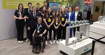 Das Team der "Zukunftshelden" wartet gemeinsam mit EBM-Papst-Chef Klaus Geißdörfer (3.v.l.), Personalchefin Sonja Fleischer (2.v.r.) und Sprecher Hauke Hannig (rechts) auf den Kanzler. Das Team der "Zukunftshelden" wartet gemeinsam mit EBM-Papst-Chef Klaus Geißdörfer (3.v.l.), Personalchefin Sonja Fleischer (2.v.r.) und Sprecher Hauke Hannig (rechts) auf den Kanzler.