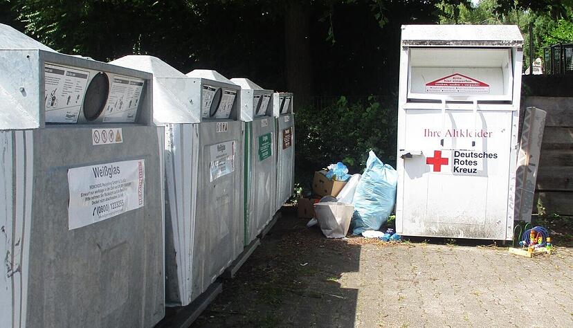 Auch neben den Altkleidercontainern im Obersulmer Gemeindegebiet wird regelmäßig illegal Müll abgelagert.