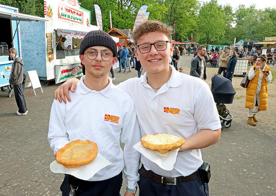 Alan und Sebastian probieren beim Street Food Festival Heilbronn einen Langos.