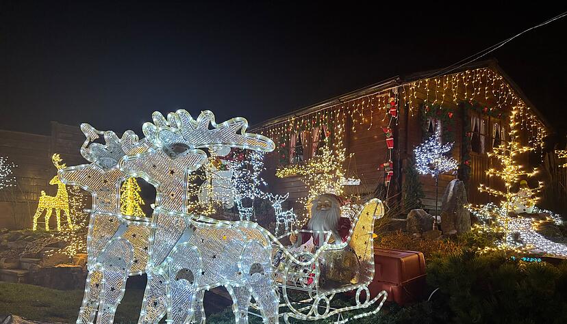 In der Weihnachtszeit verwandeln Werner und Ulrike Bauer aus Stein am Kocher seit 35 Jahren ihr Haus und Garten in ein leuchtendes Wunderland. In der Weihnachtszeit verwandeln Werner und Ulrike Bauer aus Stein am Kocher seit 35 Jahren ihr Haus und Garten in ein leuchtendes Wunderland.