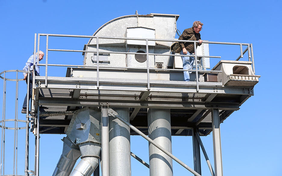 Elf Jahre sp&auml;ter hat erstmals ein Falkenpaar dort gebr&uuml;tet. Inzwischen sind auch zwei Kameras zur Beobachtung der V&ouml;gel installiert worden. Rund um die Uhr hat man dadurch einen Blick auf das Nest in 60 Metern H&ouml;he.