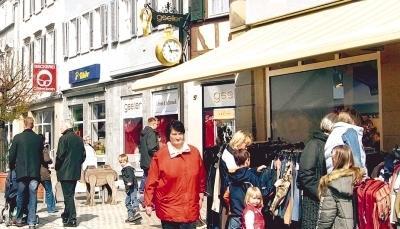 Viele Kunden sch&auml;tzen das Flair von &Ouml;hringen als Einkaufsstadt. Die Gesch&auml;fte setzen ihre St&auml;rken in gute Beratung, Kundenn&auml;he und besondere Aktionen, um der Konkurrenz aus dem Umland zu begegnen.Fotos: Bettina Henke