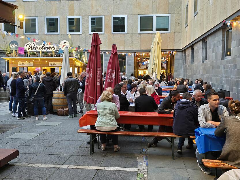 Viele Heilbronner und Auswärtige strömten am Dienstagabend auf das Weindorf am Marktplatz.