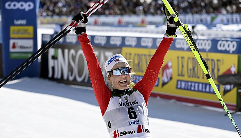Therese Johaug aus Norwegen jubelt nach ihrem 50. Weltcup-Sieg.