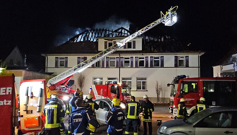 Bis in die Abendstunden ist die Feuerwehr nach dem Brand in einem Wohnhaus in Mainhardt im Einsatz Bis in die Abendstunden ist die Feuerwehr nach dem Brand in einem Wohnhaus in Mainhardt im Einsatz