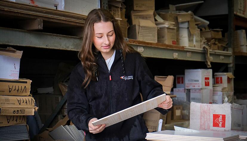 Im FHJ wurde Celine Köster schnell klar: Sie will Fliesen-, Platten- und Mosaiklegerin werden.