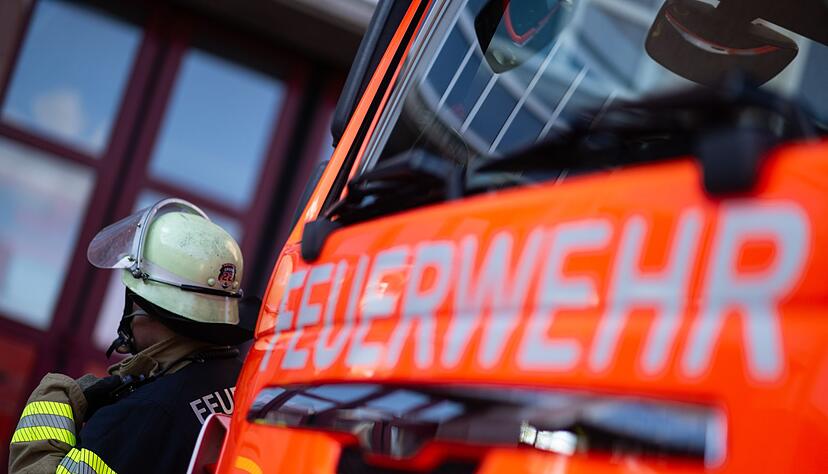 Die Feuerwehr k&auml;mpfte in Edingen-Neckarhausen gegen die Flammen. (Symbolbild)