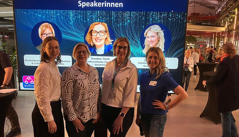 Moderatorin Tatjana Wolf (von links), Kristina Neff, Dorothee T&ouml;reki und Jasmina Bergen setzen sich mit K&uuml;nstlicher Intelligenz auseinander.