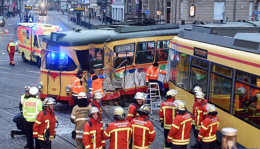 Bei einer Kollision zweier Straßenbahnen sind am Freitag in Karlsruhe zwölf  Menschen verletzt worden.