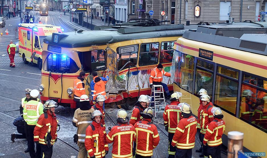Bei einer Kollision zweier Straßenbahnen sind am Freitag in Karlsruhe zwölf  Menschen verletzt worden.