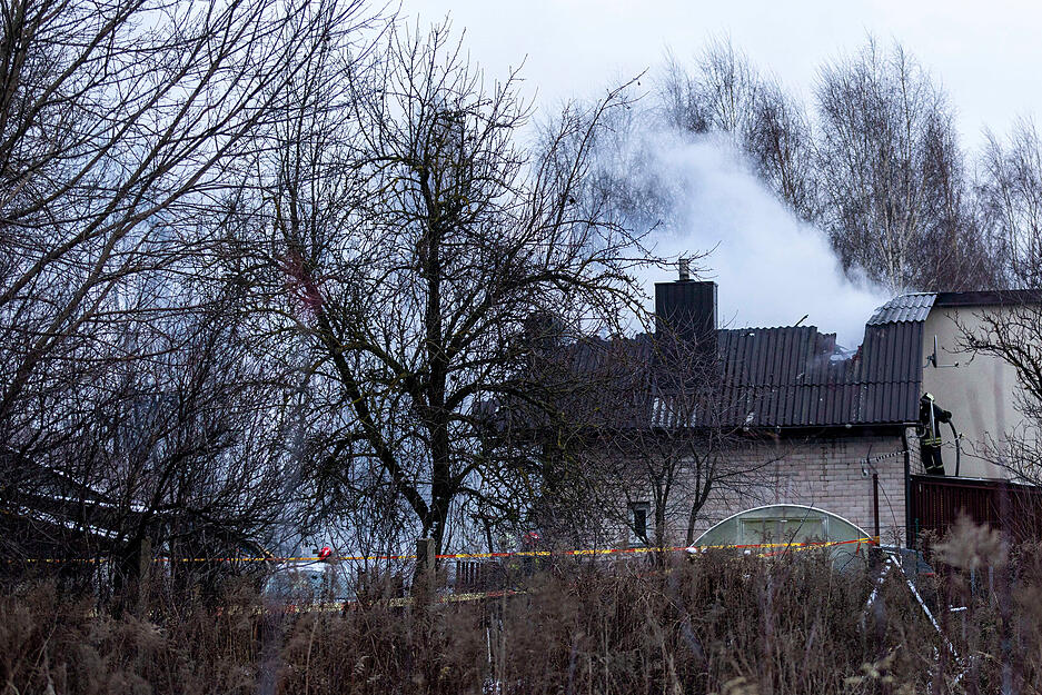 Rauch steigt von der Stelle auf, an der das Flugzeug gest&uuml;rzt ist.