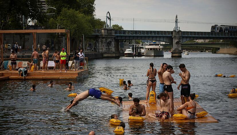 Menschen an der Badestelle Grenelle an der Seine. Menschen an der Badestelle Grenelle an der Seine.