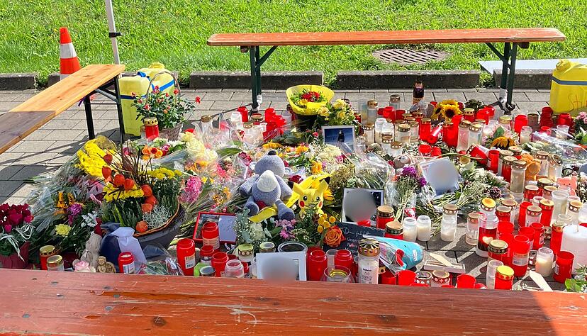 Das Meer an Blumen und Kerzen auf dem Edeka-Parkplatz Niedernhall ist weiter angewachsen.