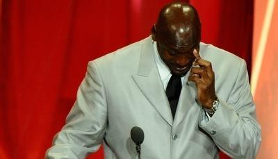 Michael Jordan wischt sich bei der Veranstaltung eine Tr&auml;ne aus dem Auge.
