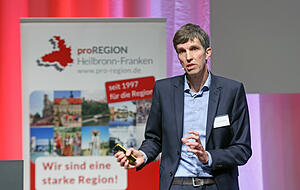 Professor Dr. Stefan Siedentop ist ein ausgewiesener Experte für Raumordnung in Deutschland. Vor der Podiumsdiskussion hielt er einen Impulsvortrag. Professor Dr. Stefan Siedentop ist ein ausgewiesener Experte für Raumordnung in Deutschland. Vor der Podiumsdiskussion hielt er einen Impulsvortrag.