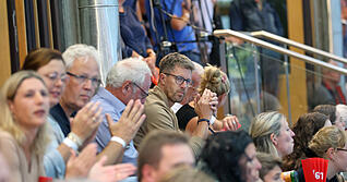 Hin und wieder auch in der Neckarsulmer Ballei anzutreffen: Bundestrainer Markus Gaugisch (Mitte) hat seine Nationalspielerinnen und den talentierten Nachwuchs gleicherma&szlig;en im Blick.