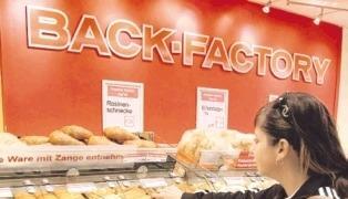 Beim Discount-Bäcker muss der Kunde selbst zugreifen.Foto: dpa