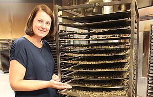 Gina Nagel kümmert sich im Betrieb um Marketing und Verpackungen. Foto: Heike Kinkopf