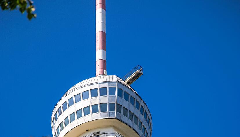 Der zwischen 1957 und 1964 erbaute und über 136 Meter hohe Fernsehturm im Stadtteil Neu Zippendorf. Der Funkbetrieb wurde hier 1964 aufgenommen, im gleichen Jahr eröffnete das Café und die Aussichtsplattform. Seit Jahren ist der Turm für Besucher gesperrt, verschiedene Ideen zur Nutzung der Sehenswürdigkeit blieben bisher ohne konkrete Umsetzung. Der zwischen 1957 und 1964 erbaute und über 136 Meter hohe Fernsehturm im Stadtteil Neu Zippendorf. Der Funkbetrieb wurde hier 1964 aufgenommen, im gleichen Jahr eröffnete das Café und die Aussichtsplattform. Seit Jahren ist der Turm für Besucher gesperrt, verschiedene Ideen zur Nutzung der Sehenswürdigkeit blieben bisher ohne konkrete Umsetzung.