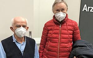 Franz Kochanek, begleitet von seiner Frau Johanna, ist der erste Senior. Franz Kochanek, begleitet von seiner Frau Johanna, ist der erste Senior.