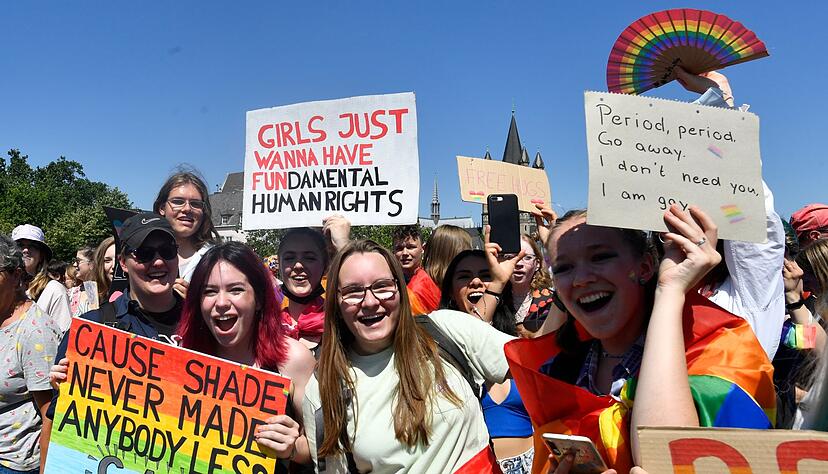 Es gab viele Plakate mit explizit politischen Aussagen beim diesjährigen CSD in Köln. Es gab viele Plakate mit explizit politischen Aussagen beim diesjährigen CSD in Köln.