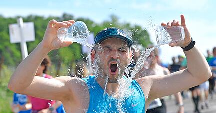 Wenn jede M&ouml;glichkeit zur Erfrischung z&auml;hlt: Besonders die hohe Luftfeuchtigkeit machte den Teilnehmern am Sonntag zu schaffen. Die Versorgungsstationen waren auf jeden Fall willkommen.