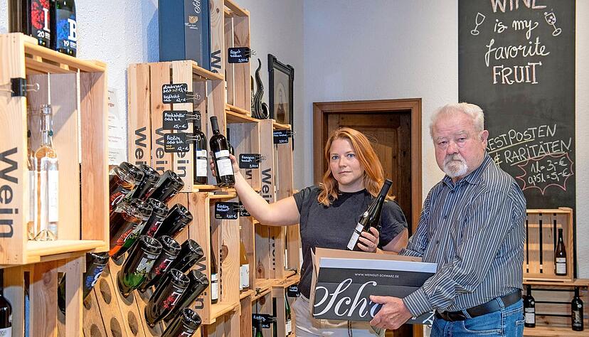 Vater Eugen und Schwester Jasmin wollen weiterhin Wein verkaufen.