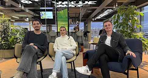 Die Macher von Heilbronnlebt.de auf Instagram und Tiktok im neuen Gravity-Geb&auml;ude: Flamur Krasniqi, Leonore Heinrich, Lorenz Kopp (von links)