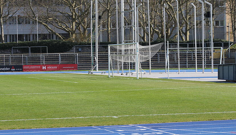 Auf der Gegengeraden und in der Kurve des Heilbronner Frankenstadions könnten bald die geplanten Stahlrohrtribünen stehen. Auf der Gegengeraden und in der Kurve des Heilbronner Frankenstadions könnten bald die geplanten Stahlrohrtribünen stehen.
