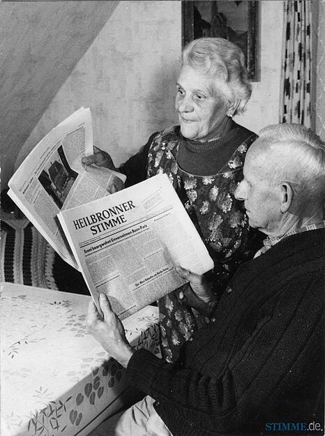 1962 erscheint die Heilbronner Stimme in zwei Teilen - scherzhaft "Mama-Papa-System" genannt. Der überregionale Mantel berichtet über Weltpolitik, Sport und Wirtschaft, der Lokalteil über das Geschehen vor Ort. 1962 erscheint die Heilbronner Stimme in zwei Teilen - scherzhaft "Mama-Papa-System" genannt. Der überregionale Mantel berichtet über Weltpolitik, Sport und Wirtschaft, der Lokalteil über das Geschehen vor Ort.