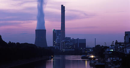 Blick auf den Kanalhafen in Heilbronn mit dem EnBW-Kraftwerk. Foto: Andreas Gugau