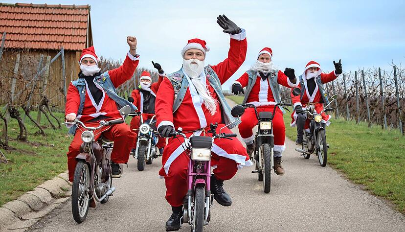 Wenn die Weihnachtsmänner auf ihren Mofas durch die Weinberge und die Stadt fahren, winken ihnen die Menschen zu.
Foto: privat Wenn die Weihnachtsmänner auf ihren Mofas durch die Weinberge und die Stadt fahren, winken ihnen die Menschen zu.
Foto: privat