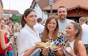 Zwiebel- und Peterlingkuchen sind der Renner beim Erlenbacher Original Weinfest. Zum heutigen Abschluss wird unter den Helferinnen die Zwiebelkönigin gewählt. Zwiebel- und Peterlingkuchen sind der Renner beim Erlenbacher Original Weinfest. Zum heutigen Abschluss wird unter den Helferinnen die Zwiebelkönigin gewählt.