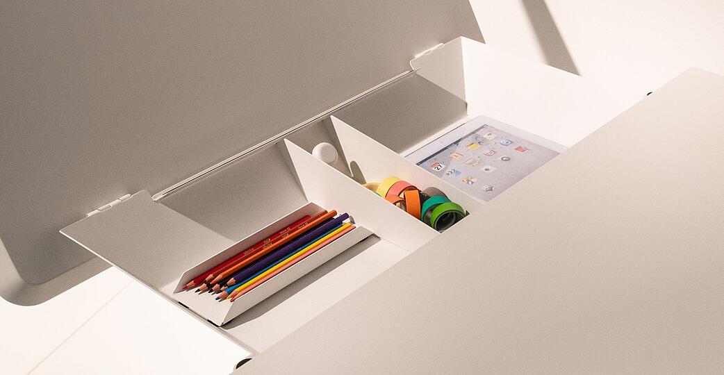 Auch kleine Schreibtische bieten Stauraum unter einer hochklappbaren Platte, wie dieses Modell von Müller Small Living. Auch kleine Schreibtische bieten Stauraum unter einer hochklappbaren Platte, wie dieses Modell von Müller Small Living.