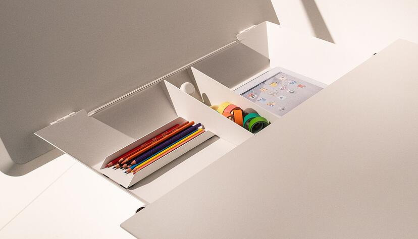 Auch kleine Schreibtische bieten Stauraum unter einer hochklappbaren Platte, wie dieses Modell von Müller Small Living.
